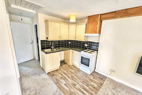 2 bedroom flat to rent, Market Place, Donington