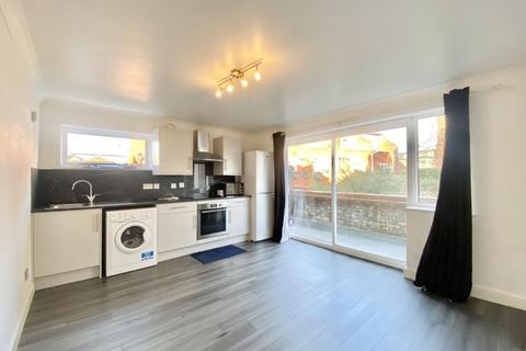 2 bedroom flat for sale, Cumbrian Way, Uxbridge, UB8 1XD