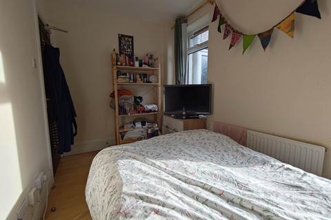 2 bedroom flat to rent, Connaught Road, Roath,