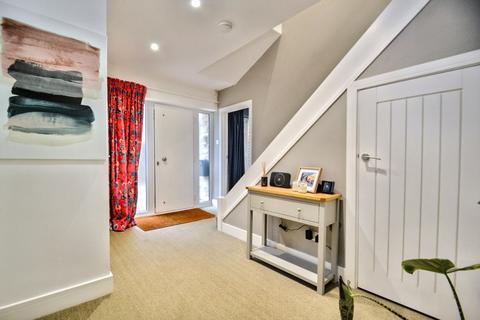 3 Dell Close, Broadstone, BH18 9NL
