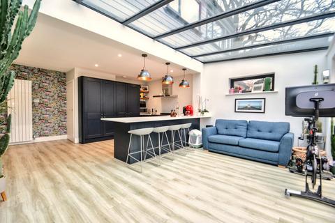 3 Dell Close, Broadstone, BH18 9NL