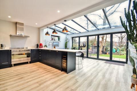 3 Dell Close, Broadstone, BH18 9NL
