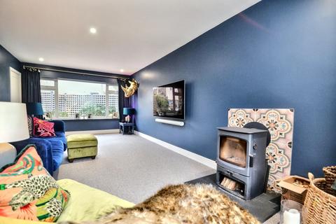 3 Dell Close, Broadstone, BH18 9NL