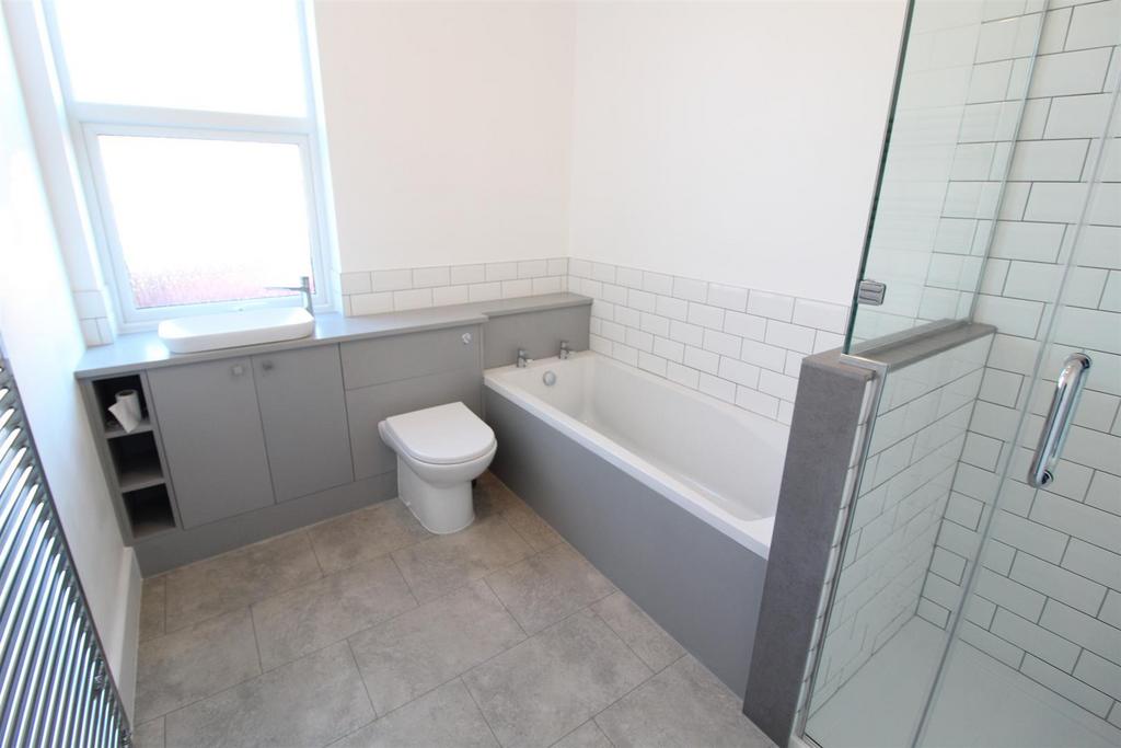 Additional bathroom image