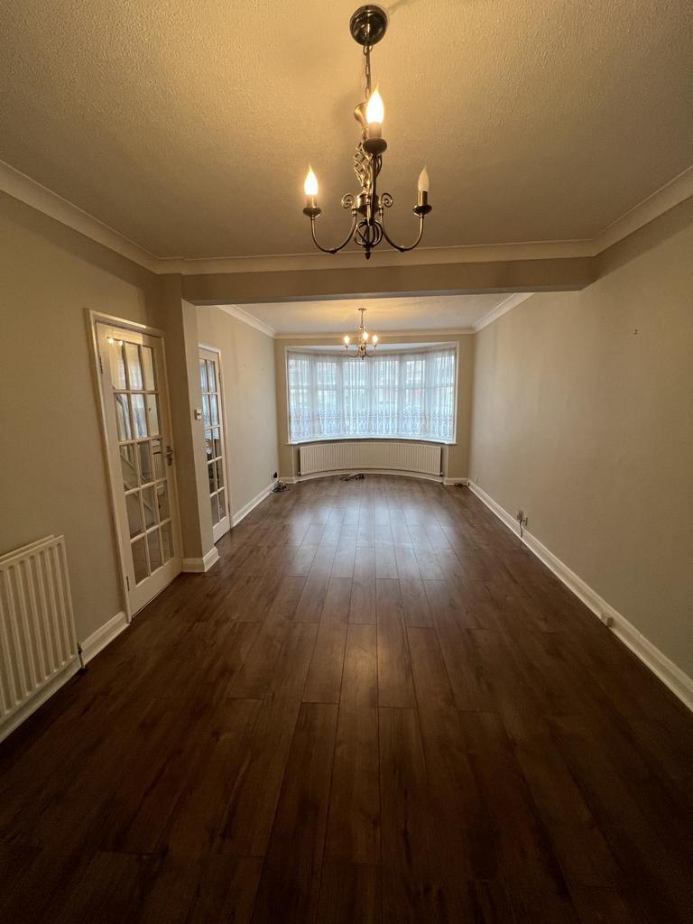 3 Bedroom House For Rent Enfield, EN3 3 bed semi-detached house - £2,550 pcm (£588 pw)