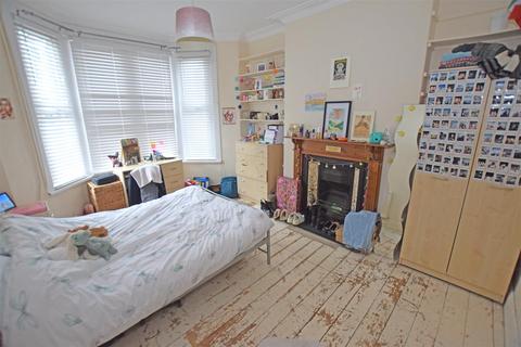 3 bedroom terraced house to rent, http://example.com