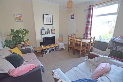 3 bedroom terraced house to rent, http://example.com