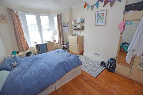 3 bedroom terraced house to rent, http://example.com