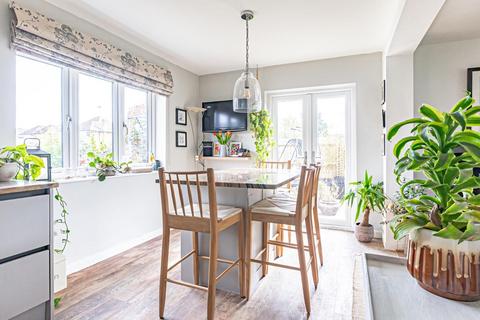 14 Beech Walk, Tring, HP23 5JQ