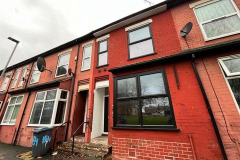 3 bedroom terraced house to rent, Russell Street, Manchester