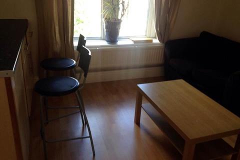 2 bedroom flat to rent, Connaught Road, Roath,