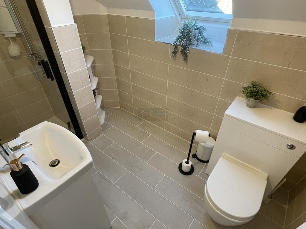 Master ensuite.JPG