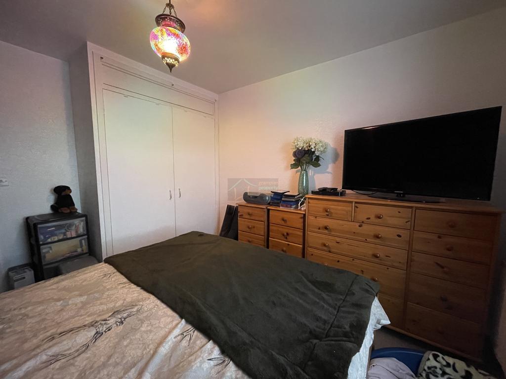 Bedroom 1b.JPG