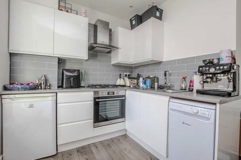 1 bedroom flat to rent, Wensleydale Road, Hampton TW12