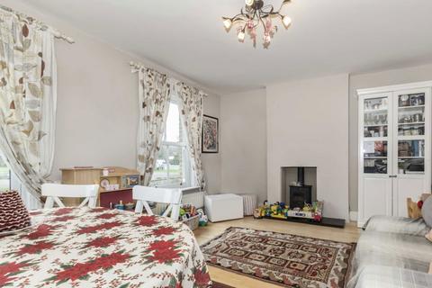 2 bedroom flat to rent, Green Street, Sunbury-On-Thames TW16