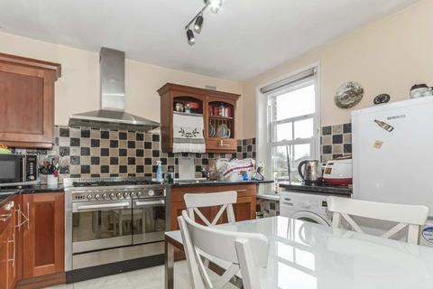 2 bedroom flat to rent, Green Street, Sunbury-On-Thames TW16