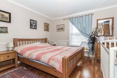 2 bedroom flat to rent, Green Street, Sunbury-On-Thames TW16