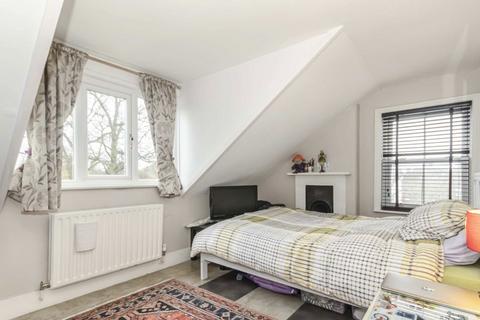 2 bedroom flat to rent, Green Street, Sunbury-On-Thames TW16