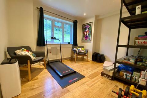35a Craigmount, Radlett, WD7 7LW