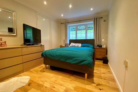 35a Craigmount, Radlett, WD7 7LW