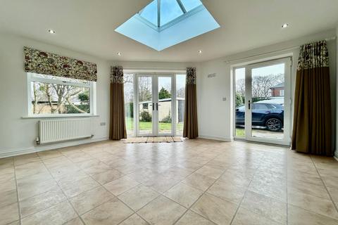 3 bedroom bungalow to rent, Manor Road, Beverley, East Riding of Yorkshi, HU17