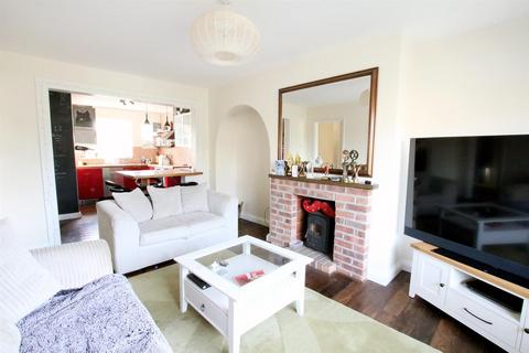 38 Minchin Close, Leatherhead, KT22 8BH