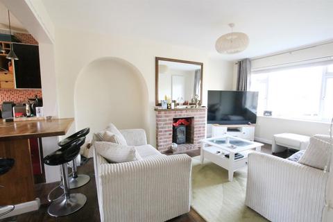 38 Minchin Close, Leatherhead, KT22 8BH