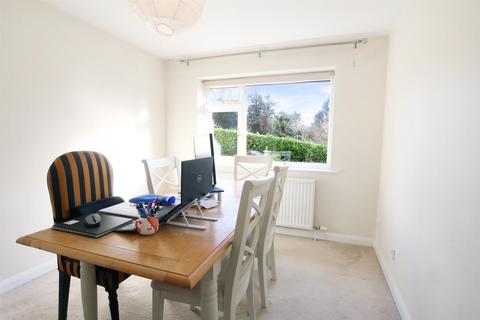 38 Minchin Close, Leatherhead, KT22 8BH