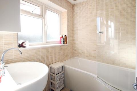 38 Minchin Close, Leatherhead, KT22 8BH