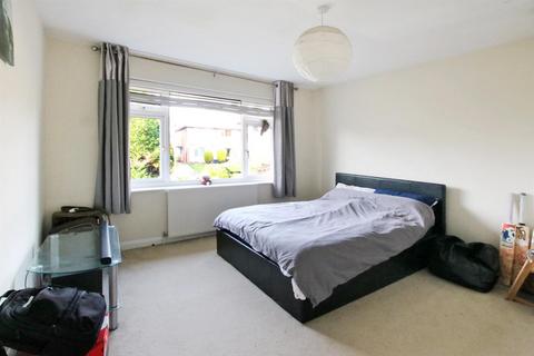 38 Minchin Close, Leatherhead, KT22 8BH