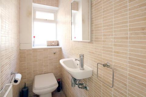 38 Minchin Close, Leatherhead, KT22 8BH