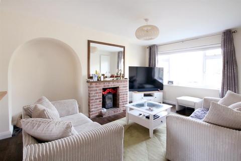 38 Minchin Close, Leatherhead, KT22 8BH
