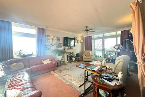 3 bedroom flat for sale, The Bowls, Chigwell