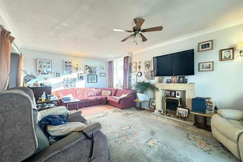 3 bedroom flat for sale, The Bowls, Chigwell