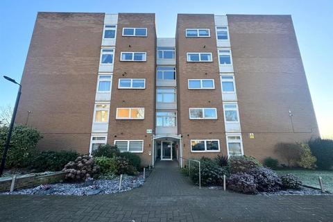 3 bedroom flat for sale, The Bowls, Chigwell