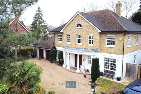 5 bedroom detached house to rent, Gainsborough Place, Chigwell IG7