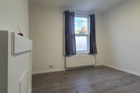 1 bedroom semi-detached house to rent, Davis Road, Acton