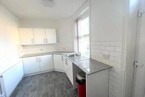 3 bedroom terraced house to rent, Pickford Street, Huddersfield, West Yorkshire, HD3