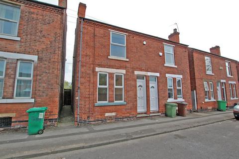 3 bedroom terraced house to rent, Cycle Road, Nottingham NG7