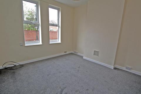 3 bedroom terraced house to rent, Cycle Road, Nottingham NG7