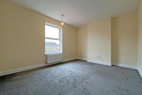 3 bedroom terraced house to rent, Cycle Road, Nottingham NG7