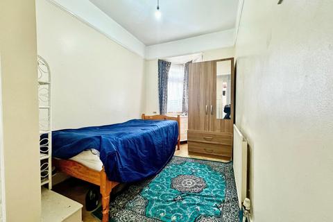 3 bedroom terraced house for sale, Brockenhurst Gardens,  Ilford, IG1