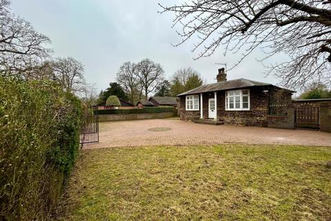 4 bedroom bungalow to rent, Wavendon House Drive, Wavendon