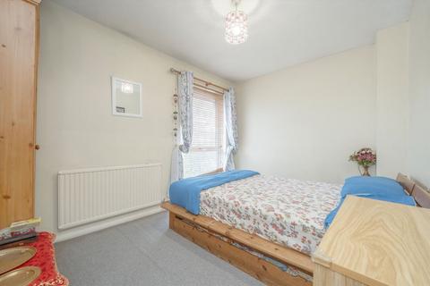 2 bedroom house to rent, Aspen Close, London W5