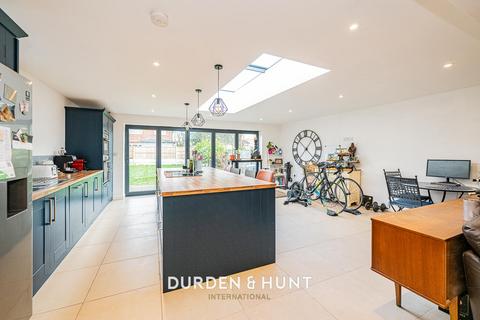 11 Hunter Drive, Hornchurch, RM12 5TP