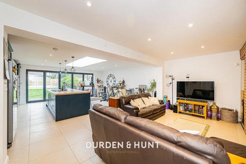 11 Hunter Drive, Hornchurch, RM12 5TP