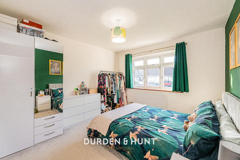 11 Hunter Drive, Hornchurch, RM12 5TP