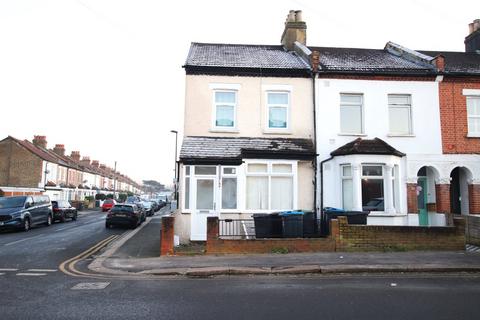 3 bedroom end of terrace house to rent, Harrington Road, London, SE25