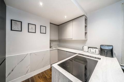 2 bedroom flat to rent, Mantilla Road, London SW17