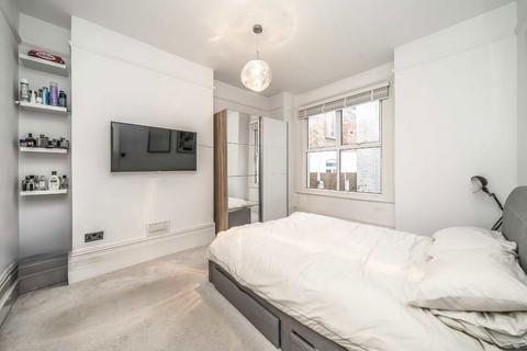 2 bedroom flat to rent, Mantilla Road, London SW17